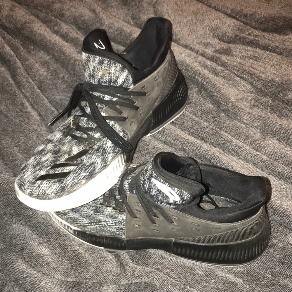 Men’s basketball shoes